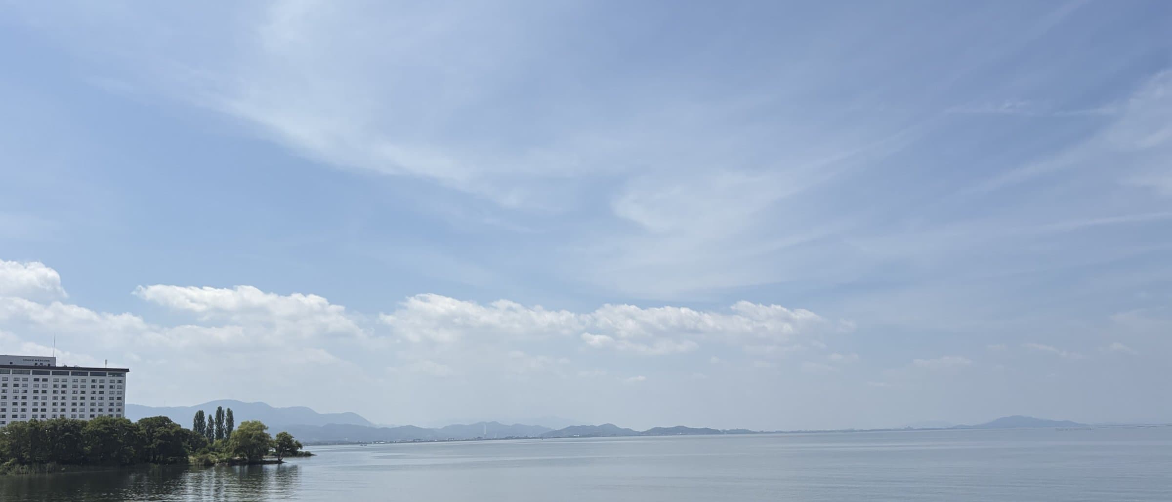 拠点とする長浜の湖岸から望む琵琶湖。夏空と穏やかな湖面