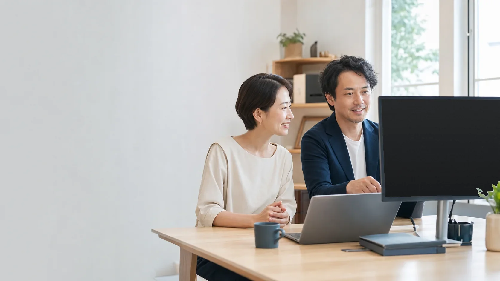 机を挟んでAI導入の相談をする様子
